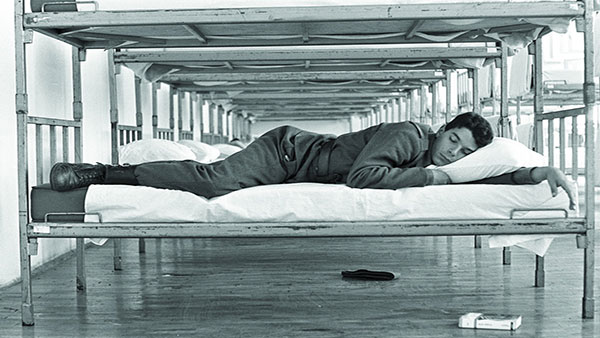 Vojnik spava u vojničkoj spavaonici, Divulje, Split, JNA 1988.