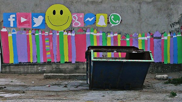 grafiti društvenih mreža na zidu zgrade
