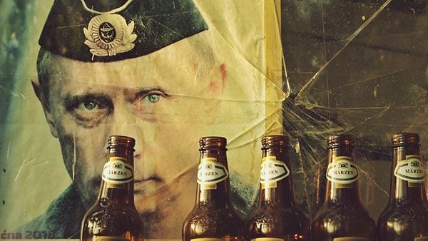 kalendar sa likom Putina ispred koga su prazne pivske flaše