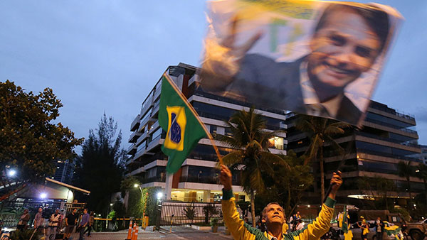 zastava sa likom Bolsonara