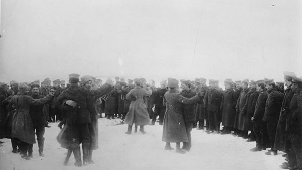Ruski i nemački vojnici plešu na istočnom frontu 1917. ili 1918.