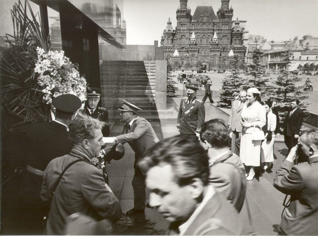 Tito na grobu Lenjina i Staljina