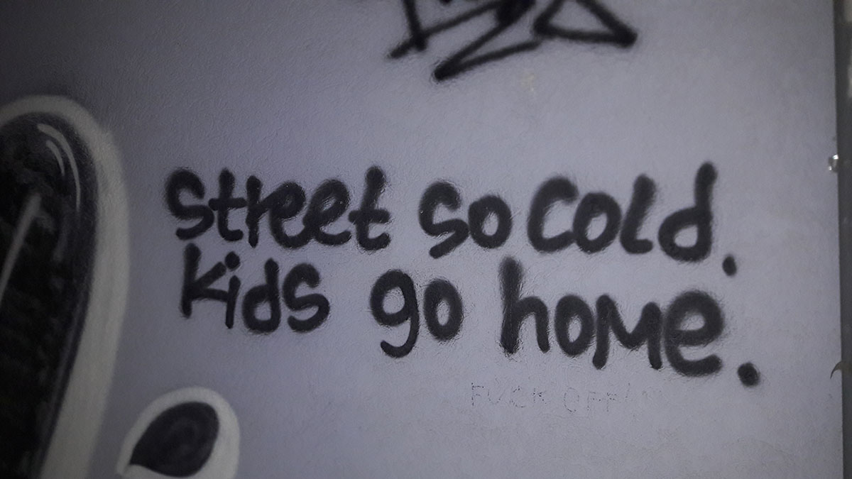 Natpis: Street so cold, kids go home