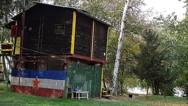 Zastava SFRJ na ogradi