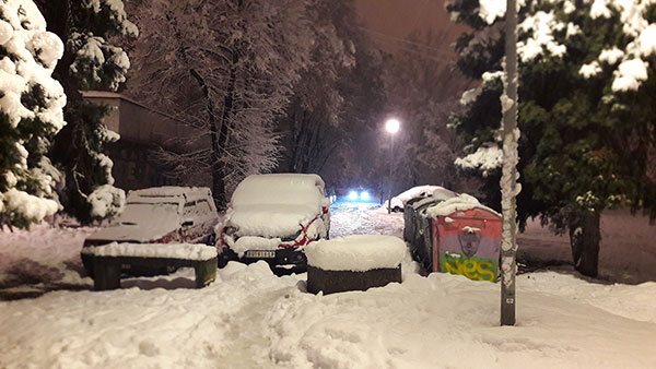 automobili prekriveni snegom