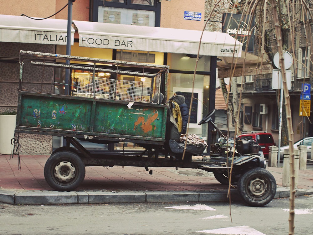 kamion za prevoz sekundarnih sirovina ipred bara sa italijanskom hranom