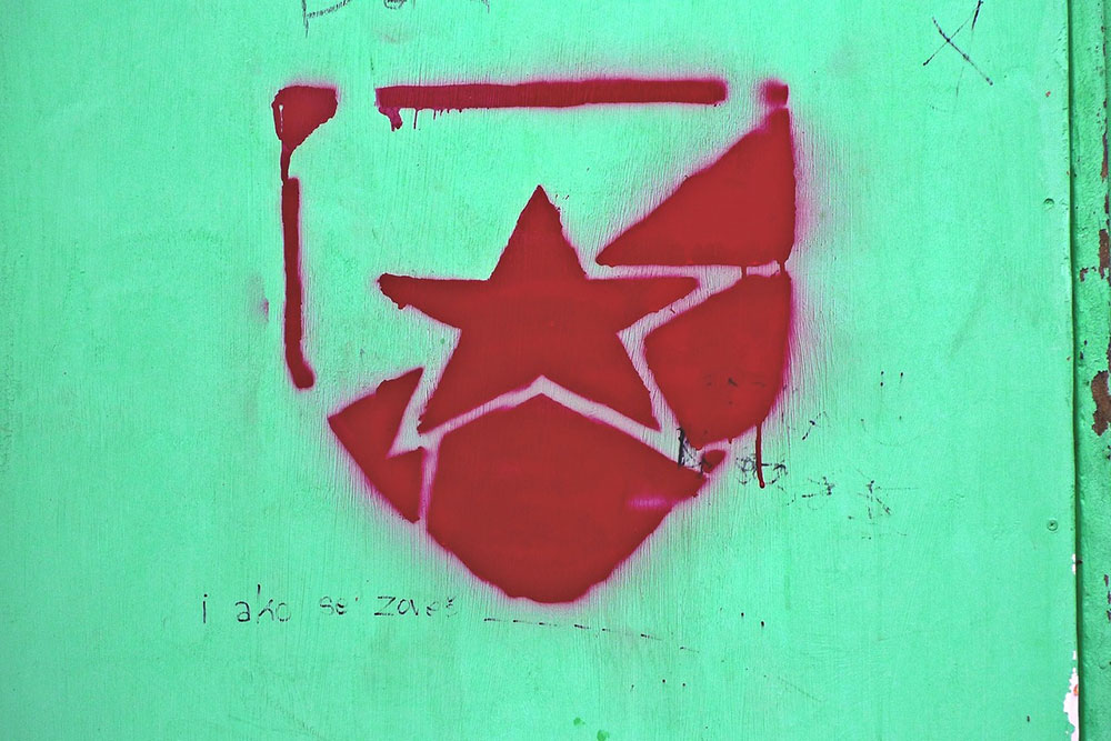 Stensil na zidu: Grb Crvene zvezde 