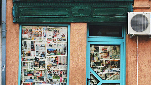 vrata oblepljena novinama