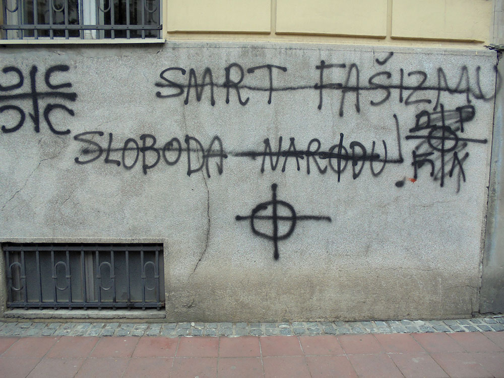Precrtan natpis na zidu: Smrt fašizmu, sloboda narodu