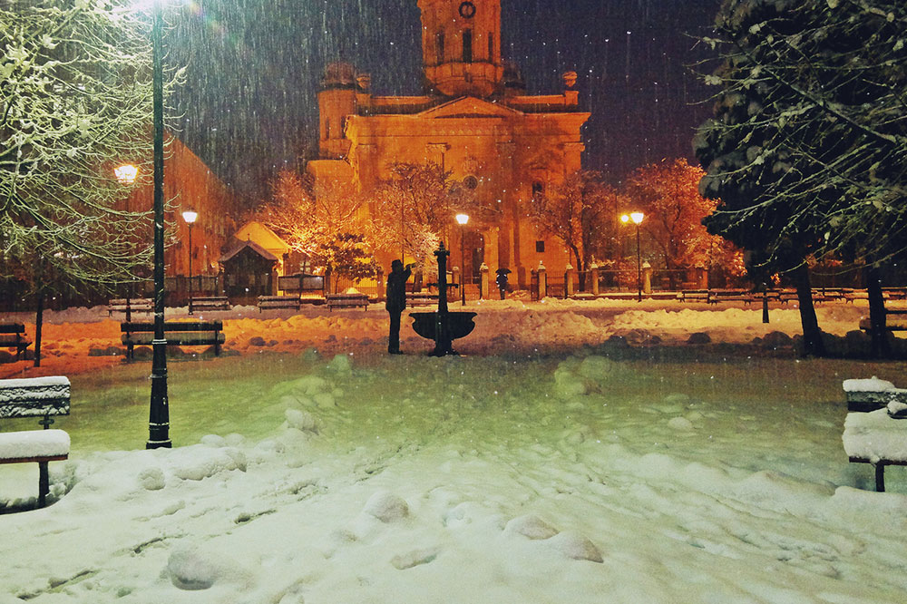 dvorište crkve pod snegom