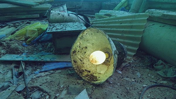 stolna lampa u ruševinama