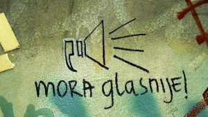 Natpis: mora glasnije!