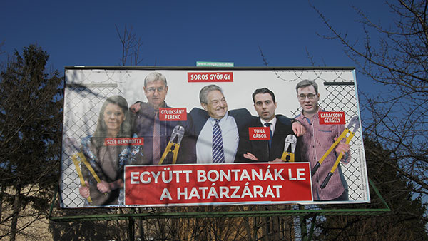 Antiimigrantski plakat u Mađarskoj: Soros i 'njegovi' seku žičanu ogradu na granici