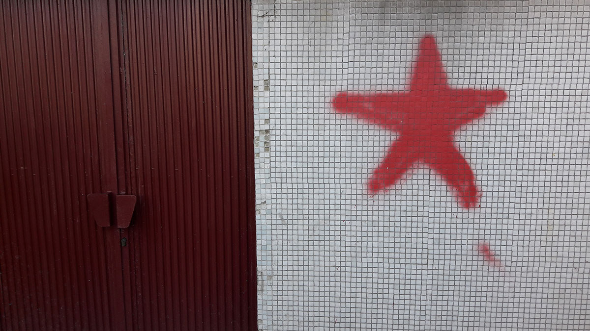 crvena zvezda nacrtana na zidu u Bloku 45, NBGD