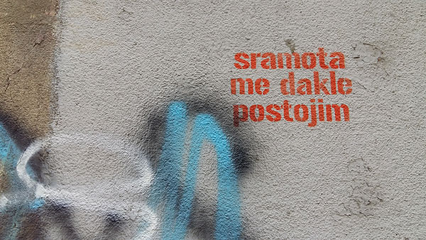 Sramota me dakle postojim, grafit u Krunskoj ulici u Beogradu