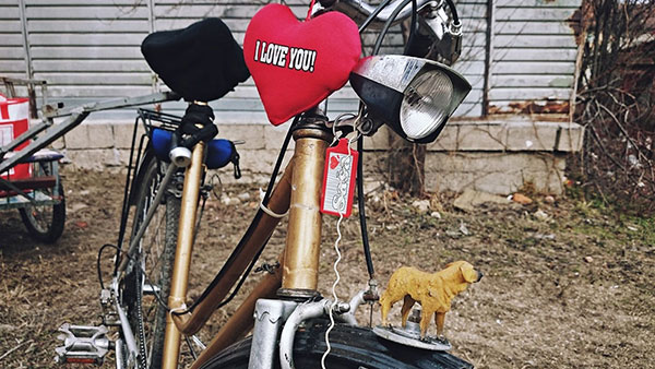 bicikl na kome je zakačeno plišano srce s natpisom I love you!