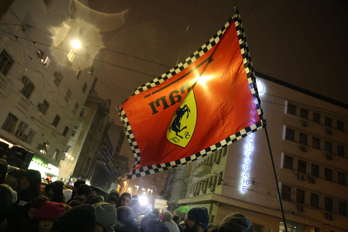 Zastava Ferarija na protestima u Beogradu decembra 2018.