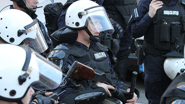 Beograd 17.3.2019, policajac sa puškom za izbacivanje suzavca