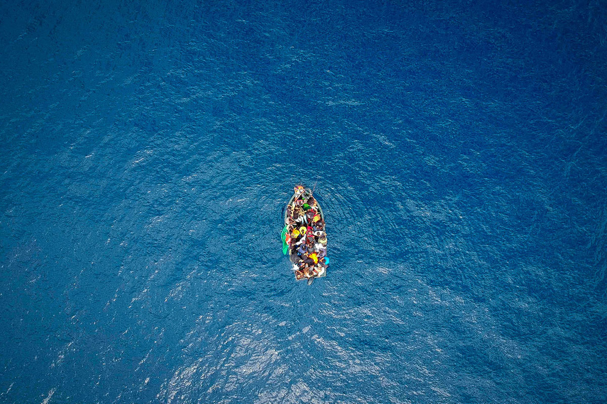 Čamac sa izbeglicama u moru