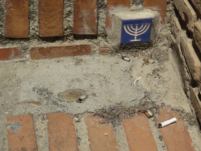 pločica sa sedmokratkim svećnjakom u znak sećanja na jevrejsku četvrt u Toledu