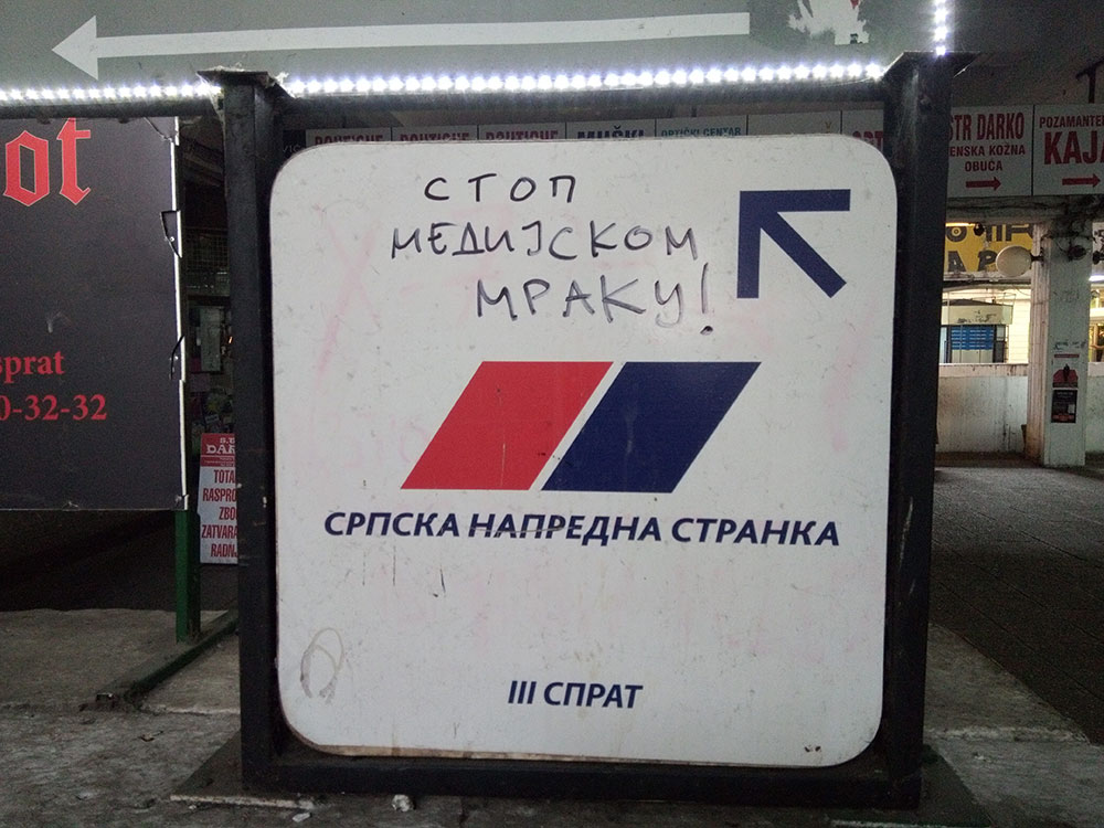 Putokaz sa natpisom SNS, 3.sprat, Merkator, Novi Beograd, na kojoj je dopisano Stop medijskom mraku! 