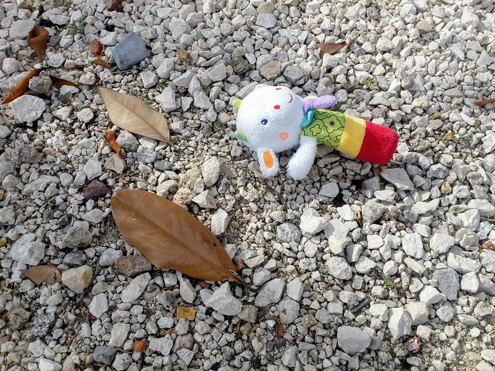 dečja igračka zaboravljena na plaži