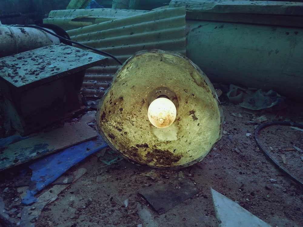Upaljena lampa na smetlištu