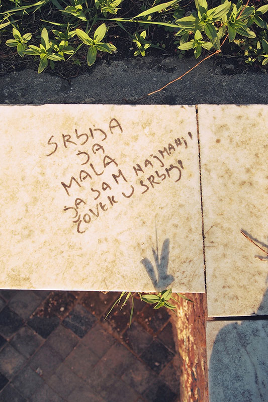 Napisano na pločicama: Sbija je mala, ja sam najmanji čovek u Srbiji