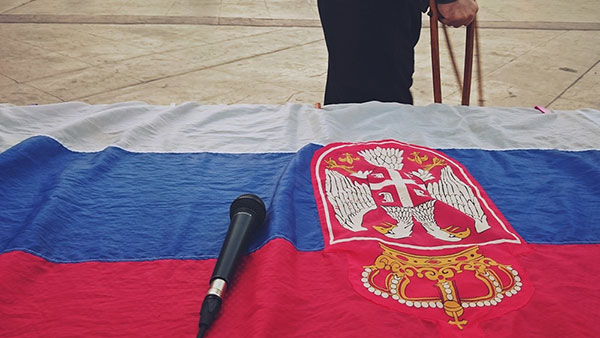 zastava Srbije na kojoj je mikrofon