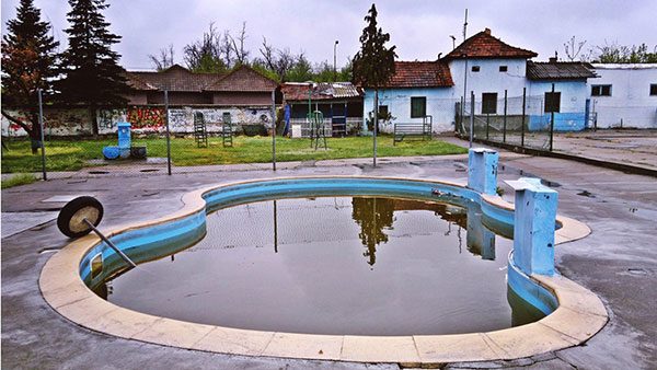 mali bazen napunjen prljavom vodom