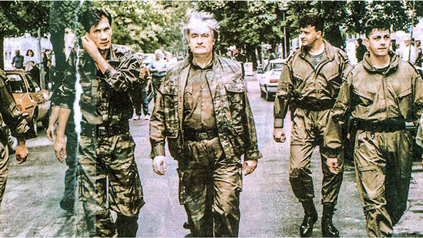 Radovan Karadžić na ulici sa svojim vojnicima
