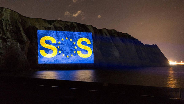 Projekcija SOS znaka na Belim stenama Dovera