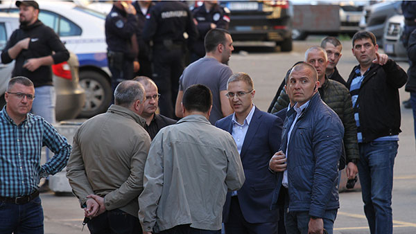 Ministar Stefanović sa policajcima na protestu 1od5 miliona