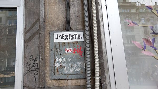 Nalepnica J'existe.