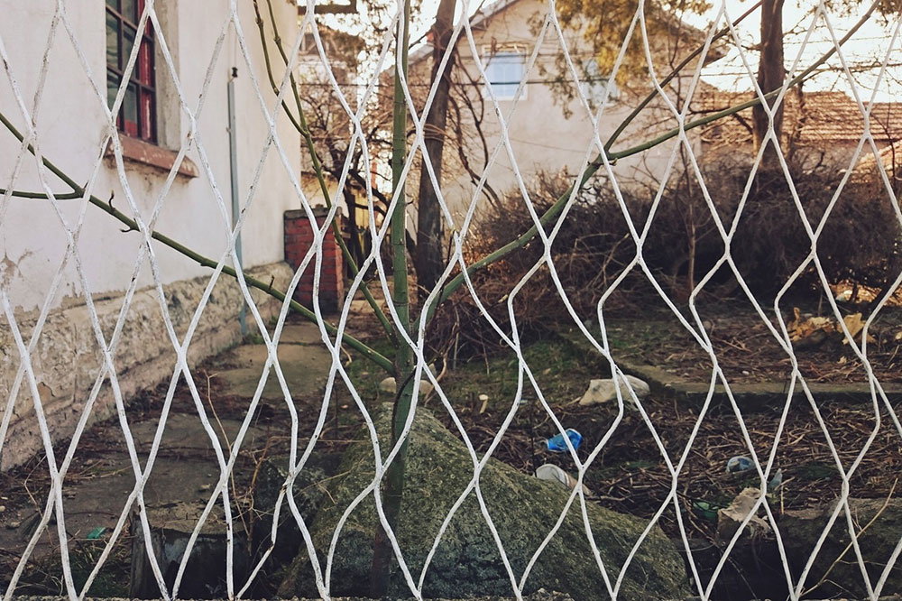 iskrivljena ograda u dvorištu
