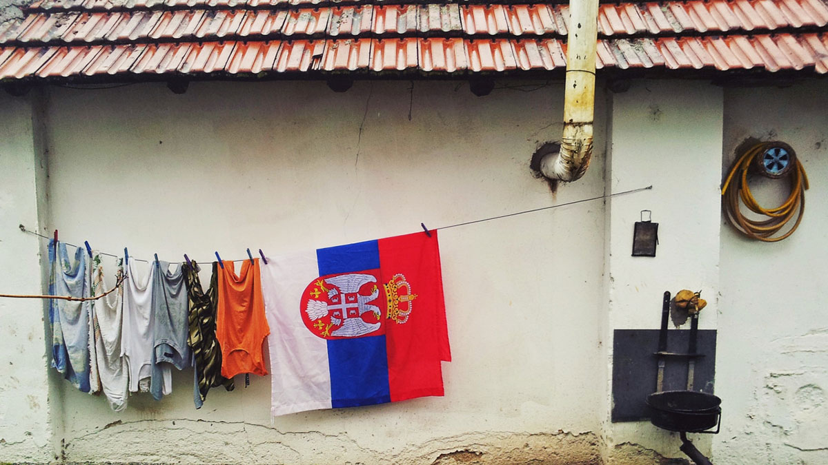 Zastava Srbije suši se na konopcu za veš