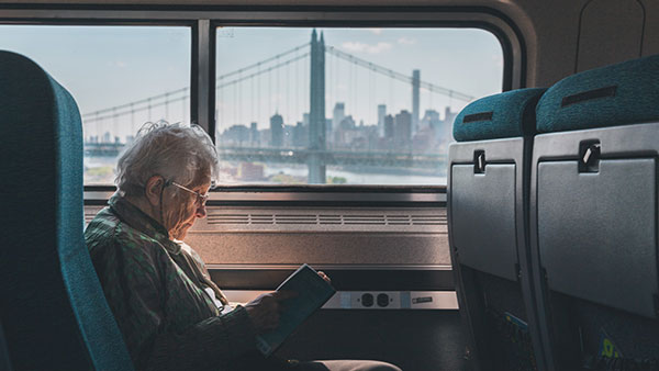 Žena čita knjigu u prevozu