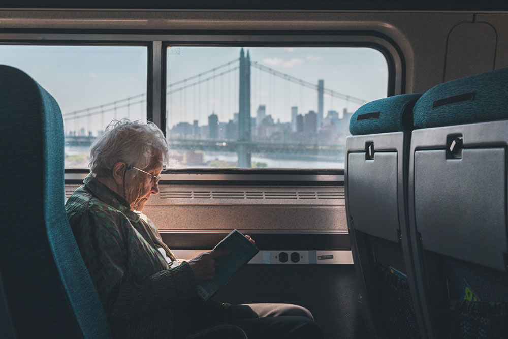Žena čita knjigu u prevozu