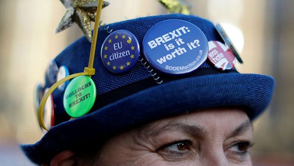 Šešir sa bedževima: Bollocks to Brexit, EU citizen, Brexit: is it worth it?