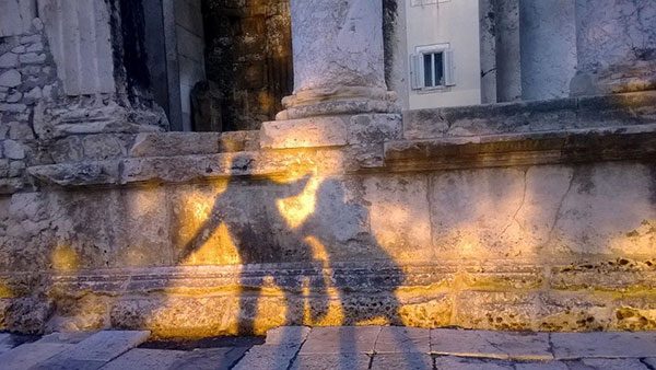 senke dvoje ljudi u pokretu