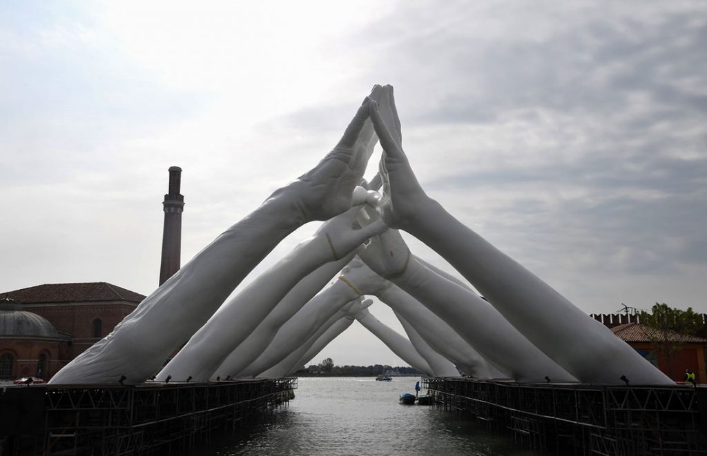 58. Venecijansko bijenale, Lorenzo Quinn: Building bridges / Izgradnja mostova, foto: Tiziana Fabi/AFP/Getty Images