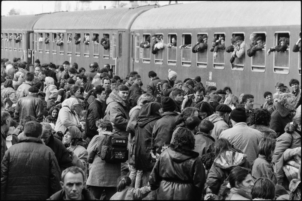 1. april 1999, albanski stanovnici Prištine pokušavaju da uđu u voz za Makedoniju, foto: Vuk Branković