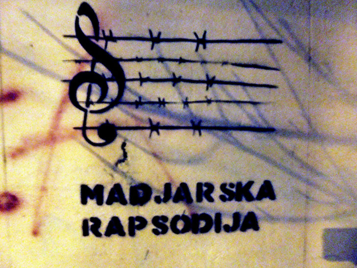 Grafit Madjarska rapsodija, sa naopako okrenutim violinskim ključem i bodljikavom žicom umesto nota