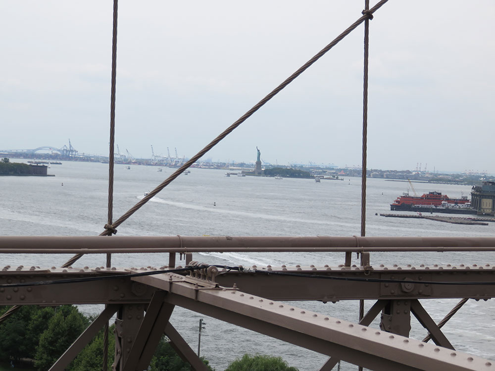 Bruklinski most u Njujorku, Kip Slobode