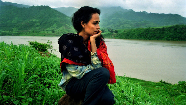 Arundhati Roy na obali reke Narmada, avgust 1999, foto: Karen Robinson/The Observer