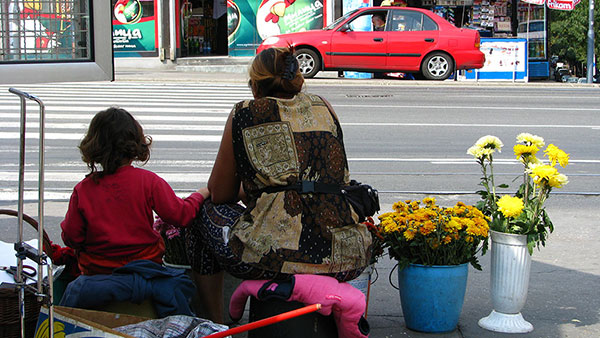 Žena i dete prodaju cveće na ulici