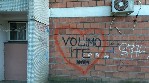 Natpis na zidu: Volimo te