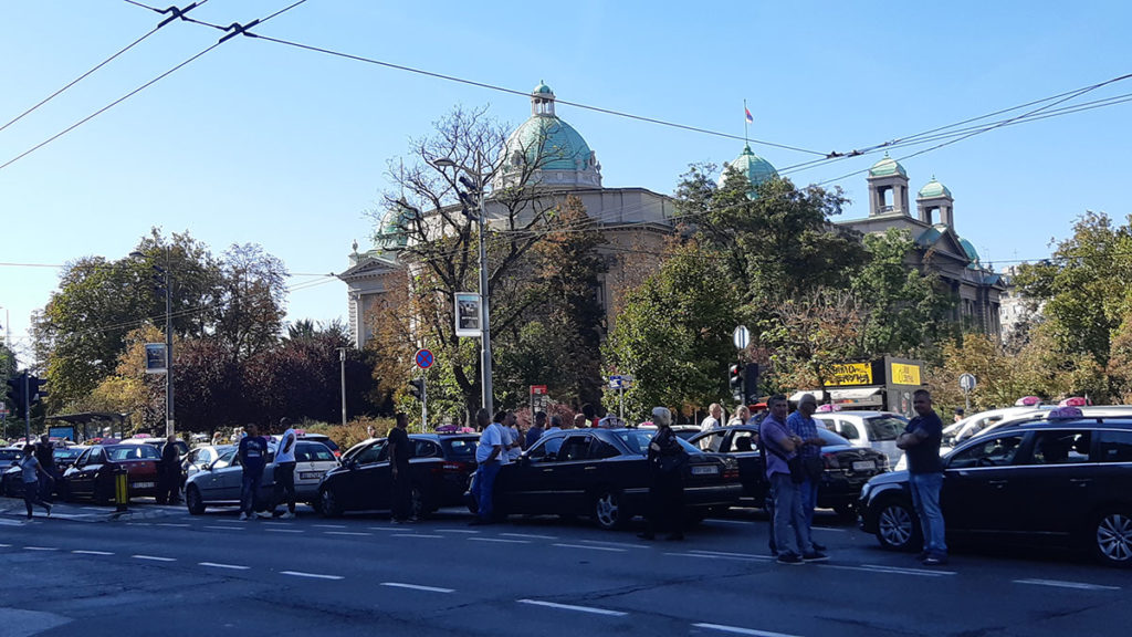 Taksisti ispred skupštine 30.9.2019, foto: Peščanik