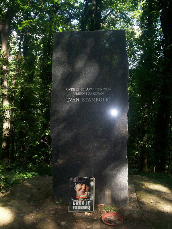 Knjiga Mirjane Marković "Bilo je ovako" naslonjena na spomenik Ivanu Stamboliću na Fruškoj gori