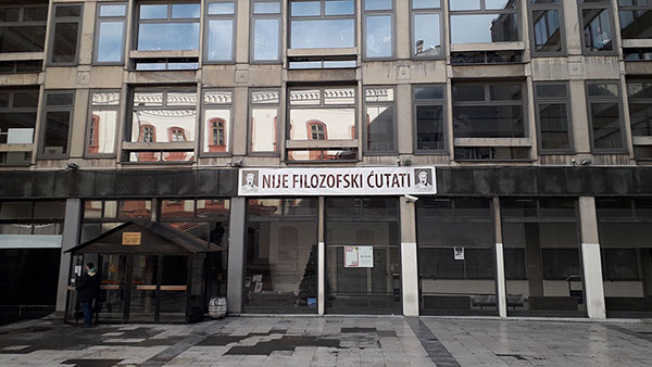 Ulazna vrata na Filozofski fakultet u Beogradu, foto: Peščanik